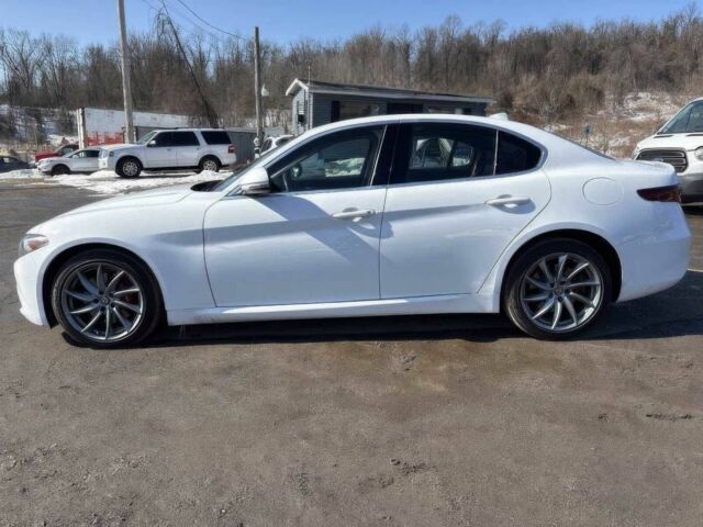 Белый Альфа Ромео Джулия, объемом двигателя 2 л и пробегом 30 тыс. км за 7300 $, фото 3 на Automoto.ua