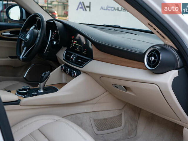 Білий Альфа Ромео Джулія, об'ємом двигуна 2 л та пробігом 43 тис. км за 21999 $, фото 32 на Automoto.ua