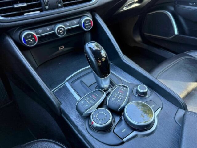 Белый Альфа Ромео Джулия, объемом двигателя 2 л и пробегом 47 тыс. км за 5000 $, фото 11 на Automoto.ua