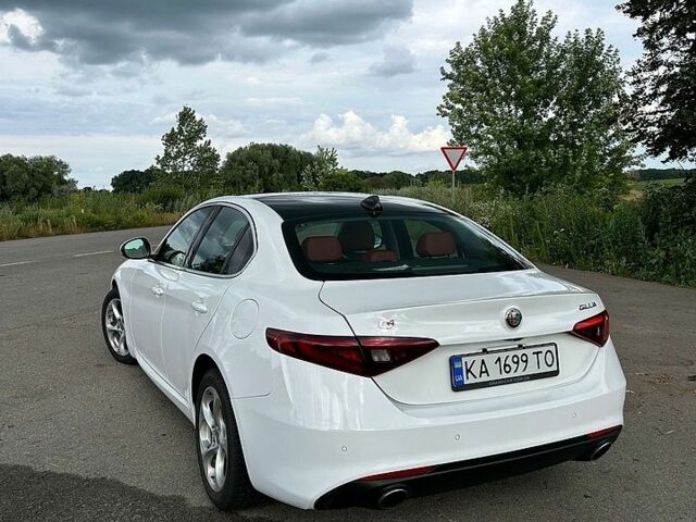 Білий Альфа Ромео Джулія, об'ємом двигуна 2 л та пробігом 62 тис. км за 18000 $, фото 3 на Automoto.ua
