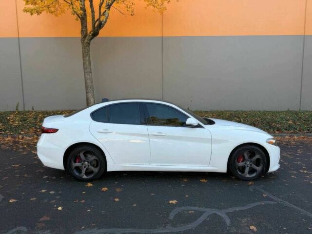 Белый Альфа Ромео Джулия, объемом двигателя 2 л и пробегом 33 тыс. км за 5000 $, фото 7 на Automoto.ua