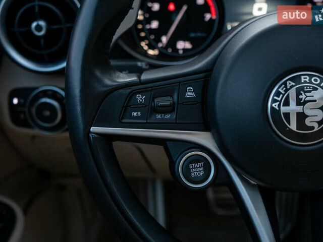 Білий Альфа Ромео Джулія, об'ємом двигуна 2 л та пробігом 43 тис. км за 21999 $, фото 42 на Automoto.ua