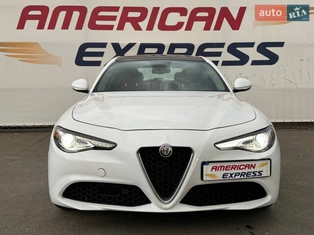 Белый Альфа Ромео Джулия, объемом двигателя 2 л и пробегом 59 тыс. км за 23490 $, фото 2 на Automoto.ua