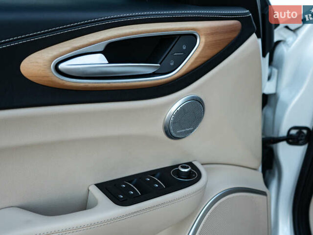 Білий Альфа Ромео Джулія, об'ємом двигуна 2 л та пробігом 43 тис. км за 21999 $, фото 20 на Automoto.ua