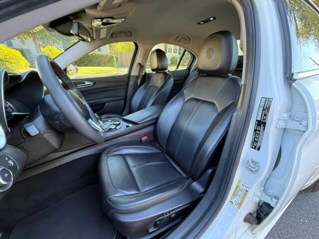 Белый Альфа Ромео Джулия, объемом двигателя 2 л и пробегом 33 тыс. км за 5000 $, фото 9 на Automoto.ua