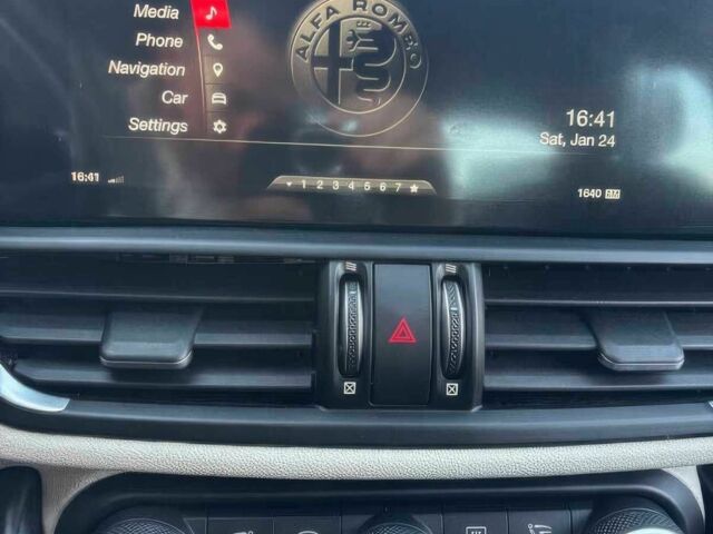 Білий Альфа Ромео Джулія, об'ємом двигуна 2.9 л та пробігом 39 тис. км за 5000 $, фото 12 на Automoto.ua