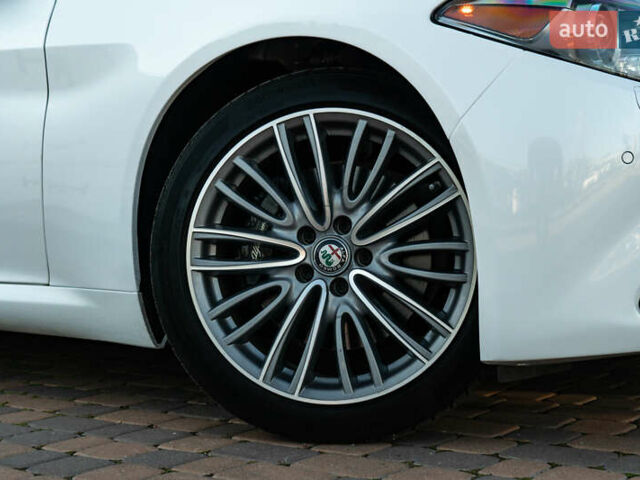 Білий Альфа Ромео Джулія, об'ємом двигуна 2 л та пробігом 43 тис. км за 21999 $, фото 7 на Automoto.ua