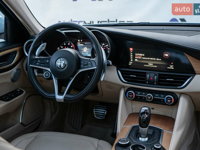 Білий Альфа Ромео Джулія, об'ємом двигуна 2 л та пробігом 43 тис. км за 21999 $, фото 38 на Automoto.ua