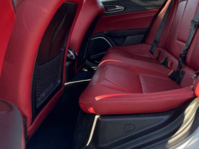 Белый Альфа Ромео Джулия, объемом двигателя 2 л и пробегом 30 тыс. км за 7300 $, фото 12 на Automoto.ua