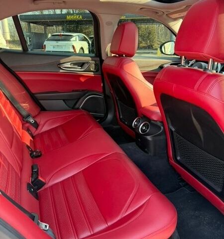 Білий Альфа Ромео Джулія, об'ємом двигуна 2 л та пробігом 89 тис. км за 23000 $, фото 11 на Automoto.ua