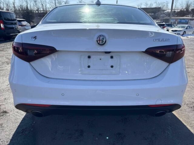 Белый Альфа Ромео Джулия, объемом двигателя 2 л и пробегом 30 тыс. км за 7300 $, фото 5 на Automoto.ua