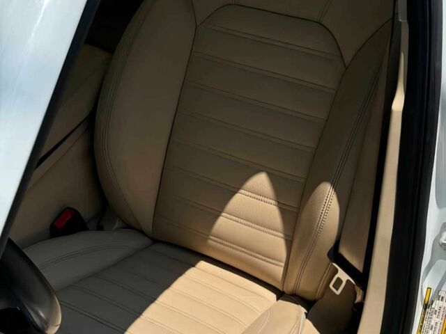 Белый Альфа Ромео Джулия, объемом двигателя 2 л и пробегом 45 тыс. км за 8000 $, фото 4 на Automoto.ua