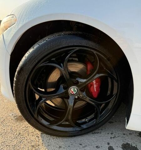 Білий Альфа Ромео Джулія, об'ємом двигуна 2 л та пробігом 89 тис. км за 23000 $, фото 9 на Automoto.ua