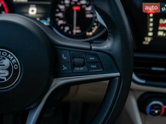 Білий Альфа Ромео Джулія, об'ємом двигуна 2 л та пробігом 43 тис. км за 21999 $, фото 41 на Automoto.ua