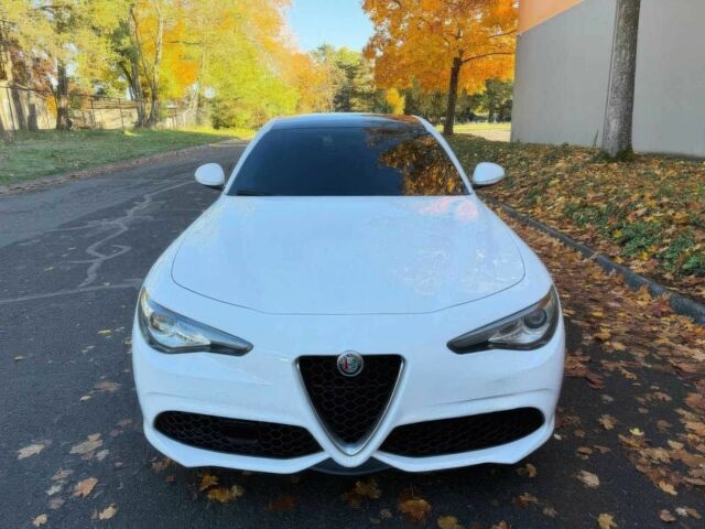 Белый Альфа Ромео Джулия, объемом двигателя 2 л и пробегом 33 тыс. км за 5000 $, фото 1 на Automoto.ua