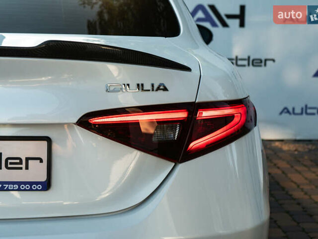 Білий Альфа Ромео Джулія, об'ємом двигуна 2 л та пробігом 43 тис. км за 21999 $, фото 15 на Automoto.ua