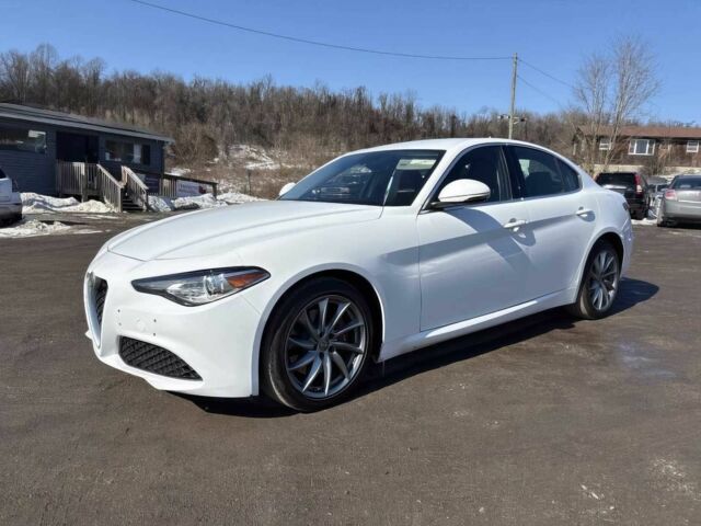 Белый Альфа Ромео Джулия, объемом двигателя 2 л и пробегом 30 тыс. км за 7300 $, фото 2 на Automoto.ua