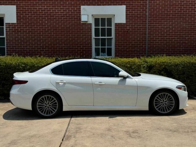 Белый Альфа Ромео Джулия, объемом двигателя 2 л и пробегом 45 тыс. км за 8000 $, фото 3 на Automoto.ua