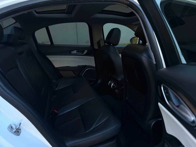 Белый Альфа Ромео Джулия, объемом двигателя 2 л и пробегом 33 тыс. км за 5000 $, фото 12 на Automoto.ua