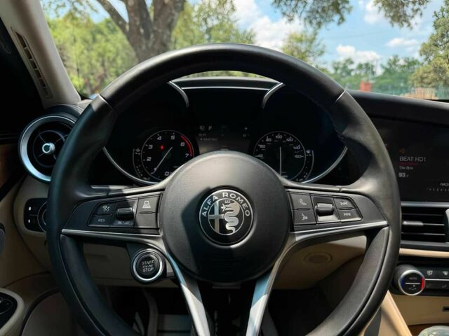 Белый Альфа Ромео Джулия, объемом двигателя 2 л и пробегом 45 тыс. км за 8000 $, фото 6 на Automoto.ua