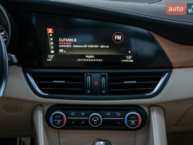 Білий Альфа Ромео Джулія, об'ємом двигуна 2 л та пробігом 43 тис. км за 21999 $, фото 45 на Automoto.ua