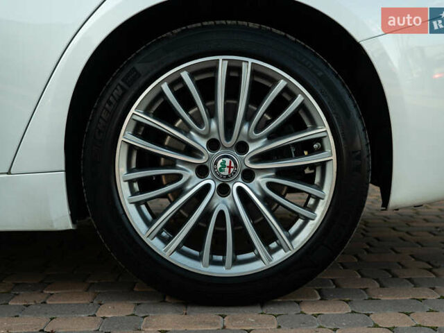 Білий Альфа Ромео Джулія, об'ємом двигуна 2 л та пробігом 43 тис. км за 21999 $, фото 50 на Automoto.ua