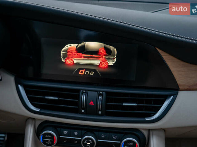 Білий Альфа Ромео Джулія, об'ємом двигуна 2 л та пробігом 43 тис. км за 21999 $, фото 44 на Automoto.ua