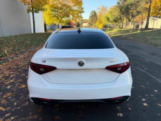 Белый Альфа Ромео Джулия, объемом двигателя 2 л и пробегом 33 тыс. км за 5000 $, фото 5 на Automoto.ua