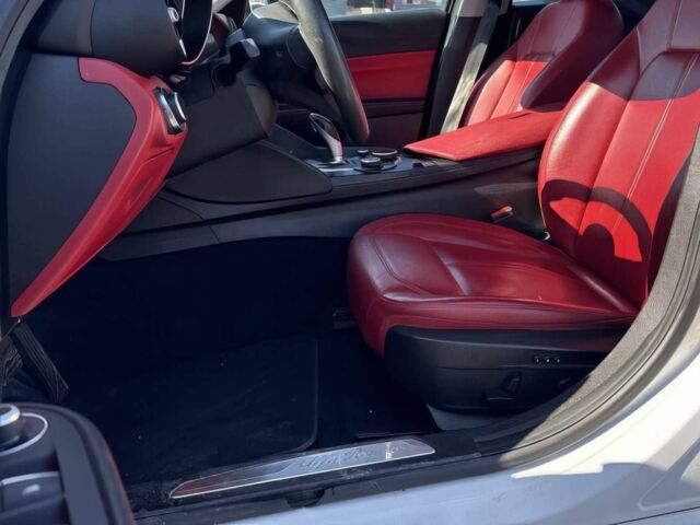 Белый Альфа Ромео Джулия, объемом двигателя 2 л и пробегом 30 тыс. км за 7300 $, фото 9 на Automoto.ua