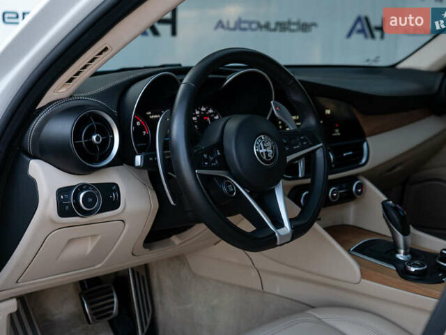 Білий Альфа Ромео Джулія, об'ємом двигуна 2 л та пробігом 43 тис. км за 21999 $, фото 23 на Automoto.ua