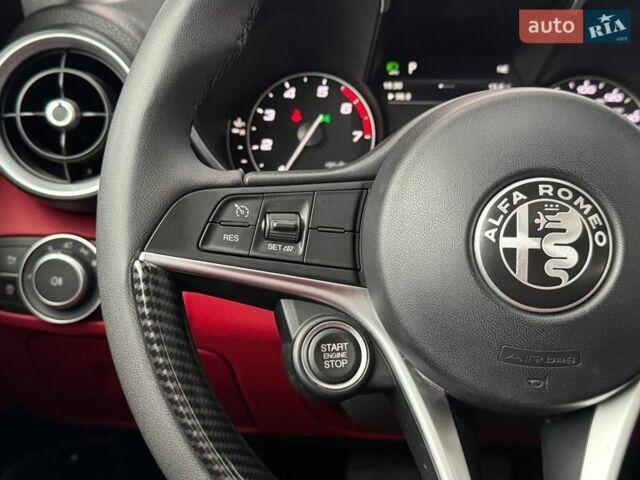 Белый Альфа Ромео Джулия, объемом двигателя 2 л и пробегом 59 тыс. км за 23490 $, фото 16 на Automoto.ua