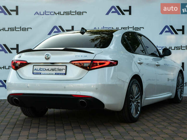 Білий Альфа Ромео Джулія, об'ємом двигуна 2 л та пробігом 43 тис. км за 21999 $, фото 51 на Automoto.ua