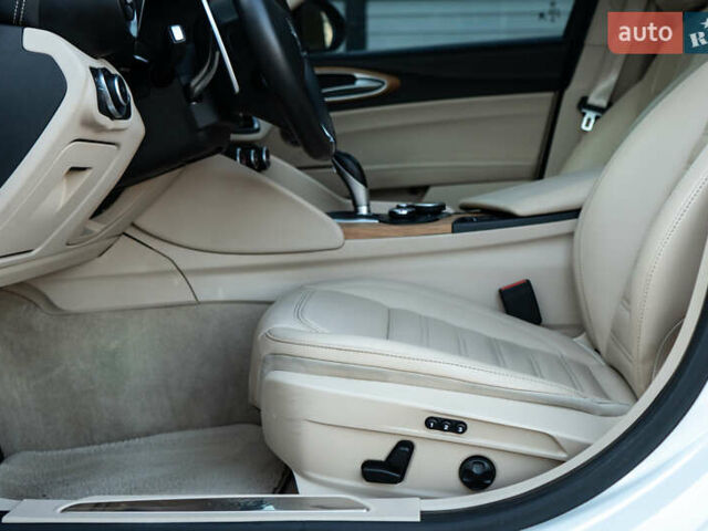 Білий Альфа Ромео Джулія, об'ємом двигуна 2 л та пробігом 43 тис. км за 21999 $, фото 17 на Automoto.ua