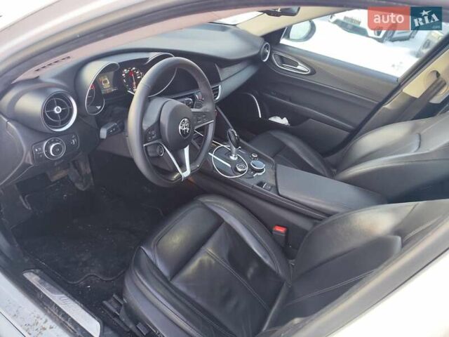 Білий Альфа Ромео Джулія, об'ємом двигуна 2 л та пробігом 87 тис. км за 16700 $, фото 9 на Automoto.ua