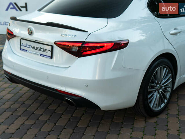 Білий Альфа Ромео Джулія, об'ємом двигуна 2 л та пробігом 43 тис. км за 21999 $, фото 52 на Automoto.ua