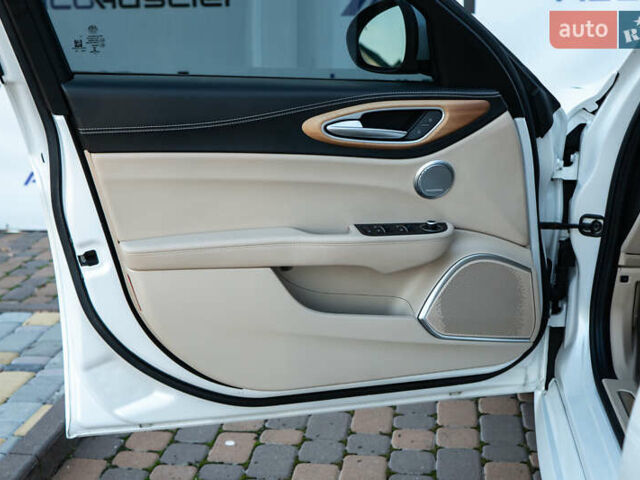 Білий Альфа Ромео Джулія, об'ємом двигуна 2 л та пробігом 43 тис. км за 21999 $, фото 19 на Automoto.ua