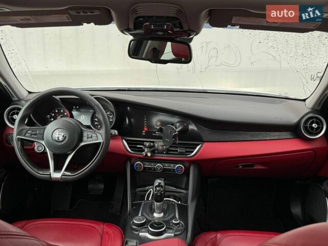 Белый Альфа Ромео Джулия, объемом двигателя 2 л и пробегом 59 тыс. км за 23490 $, фото 12 на Automoto.ua