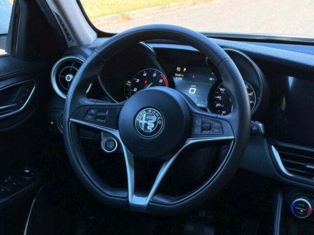 Белый Альфа Ромео Джулия, объемом двигателя 2 л и пробегом 33 тыс. км за 7500 $, фото 12 на Automoto.ua