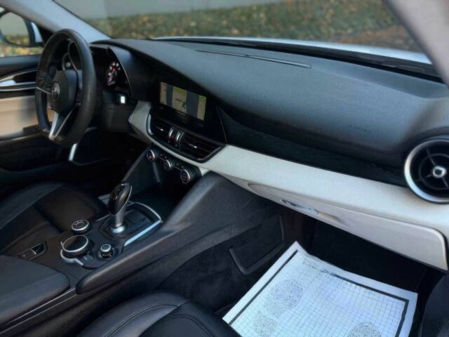 Белый Альфа Ромео Джулия, объемом двигателя 2 л и пробегом 33 тыс. км за 5000 $, фото 8 на Automoto.ua