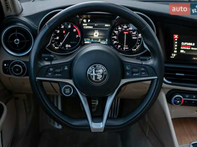 Білий Альфа Ромео Джулія, об'ємом двигуна 2 л та пробігом 43 тис. км за 21999 $, фото 40 на Automoto.ua