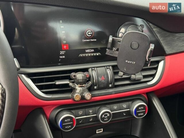 Белый Альфа Ромео Джулия, объемом двигателя 2 л и пробегом 59 тыс. км за 23490 $, фото 26 на Automoto.ua