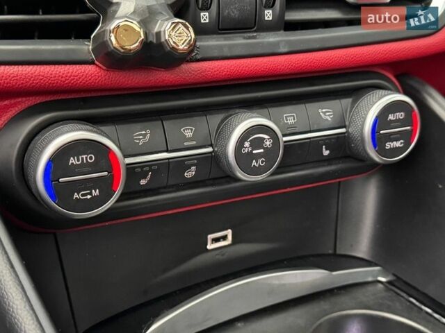 Белый Альфа Ромео Джулия, объемом двигателя 2 л и пробегом 59 тыс. км за 23490 $, фото 27 на Automoto.ua