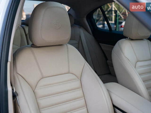 Білий Альфа Ромео Джулія, об'ємом двигуна 2 л та пробігом 43 тис. км за 21999 $, фото 36 на Automoto.ua