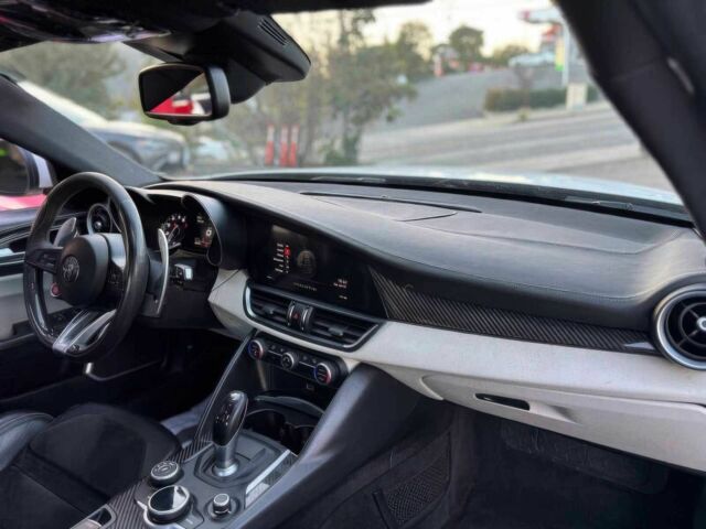 Білий Альфа Ромео Джулія, об'ємом двигуна 2.9 л та пробігом 58 тис. км за 5000 $, фото 10 на Automoto.ua