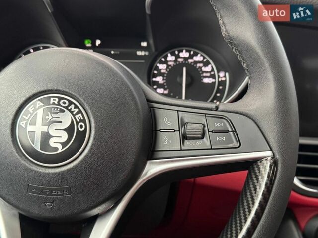 Белый Альфа Ромео Джулия, объемом двигателя 2 л и пробегом 59 тыс. км за 23490 $, фото 13 на Automoto.ua