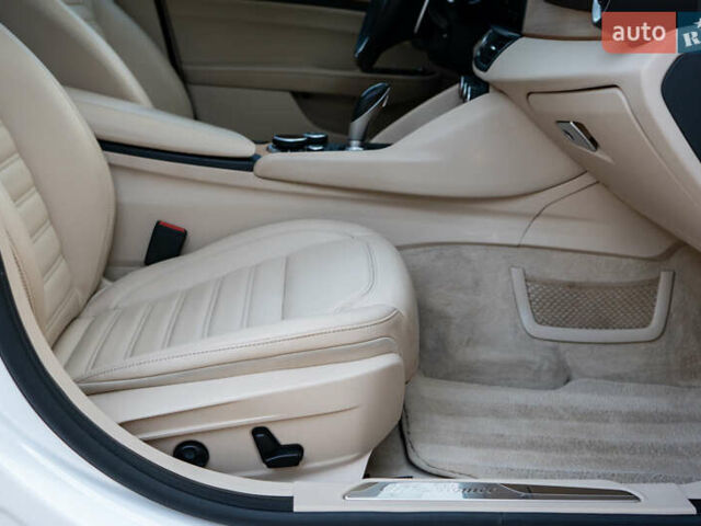 Білий Альфа Ромео Джулія, об'ємом двигуна 2 л та пробігом 43 тис. км за 21999 $, фото 34 на Automoto.ua