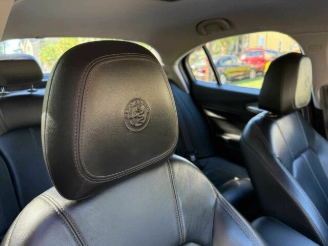 Белый Альфа Ромео Джулия, объемом двигателя 2 л и пробегом 33 тыс. км за 7500 $, фото 13 на Automoto.ua