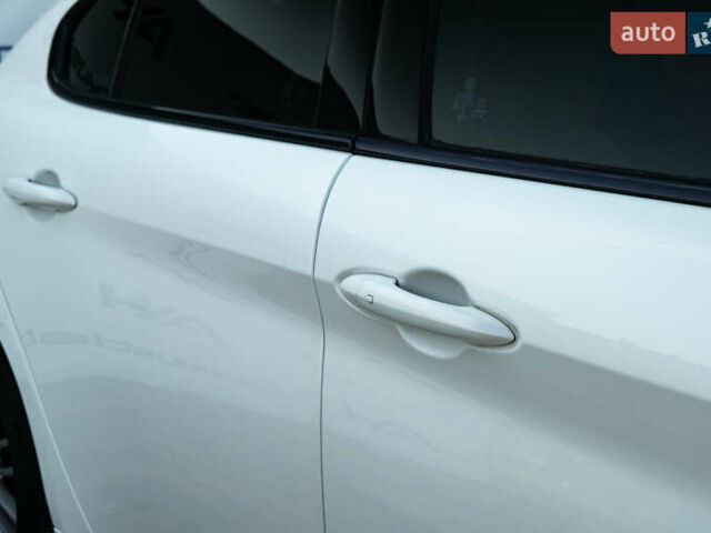 Білий Альфа Ромео Джулія, об'ємом двигуна 2 л та пробігом 43 тис. км за 21999 $, фото 8 на Automoto.ua