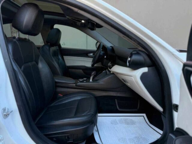 Белый Альфа Ромео Джулия, объемом двигателя 2 л и пробегом 33 тыс. км за 5000 $, фото 9 на Automoto.ua