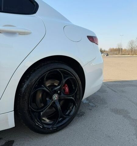 Білий Альфа Ромео Джулія, об'ємом двигуна 2 л та пробігом 89 тис. км за 23000 $, фото 5 на Automoto.ua